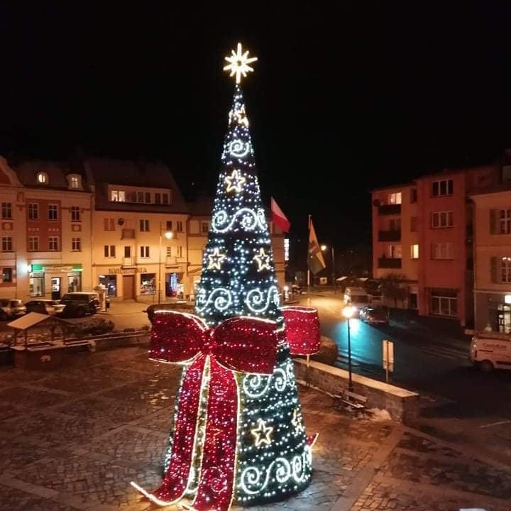 Nowa choinka stanęła na rynku w Sobótce