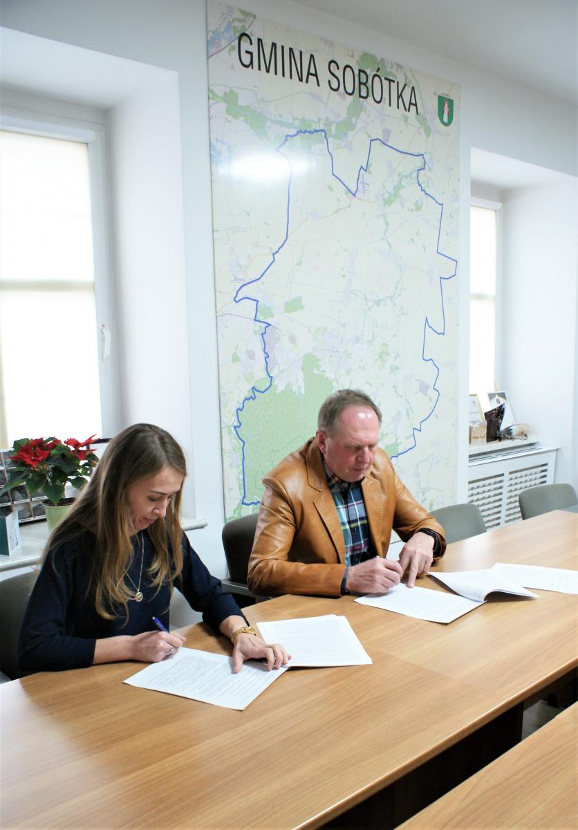 Burmistrz podpisał umowę na BEZPŁATNY TRANSPORT PUBLICZNY w gminie Sobótka na 2023 rok